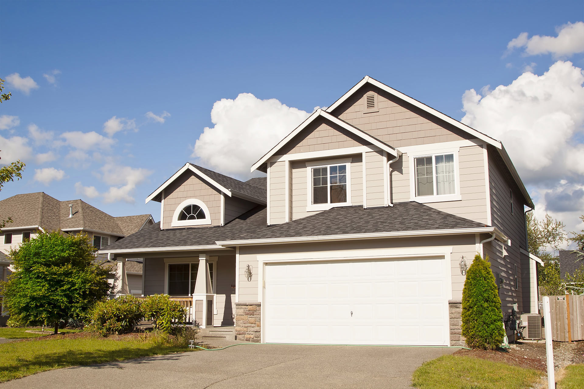 Seattle Home Front with Composite Roof - Roofing Contractor Seattle Home Front with Composite Roof - Roofing Contractor